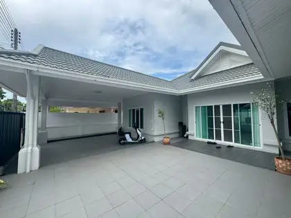 Single-story house for sale, fully functional, with swimming pool.