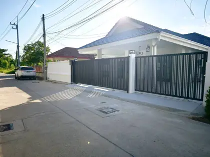 Detached House with Swimming Pool for Sale