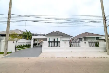 Single house for sale with swimming pool, Porntep 8 project.