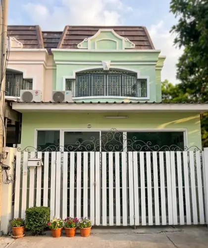 Two-story townhouse for sale, end unit, in Soi Kor Pai 8.